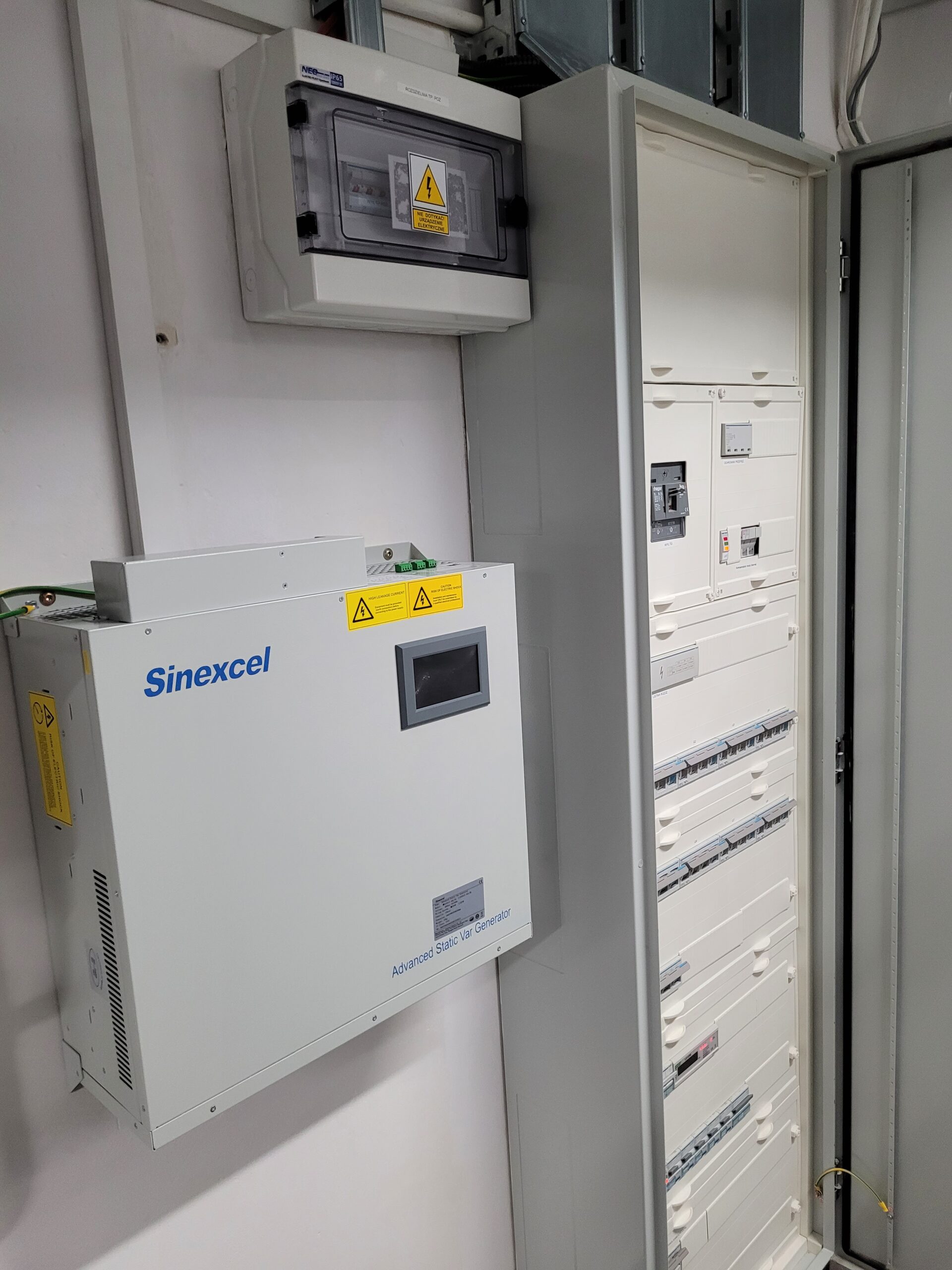 Oświetlenie uliczne – oświetlona ulica nocą